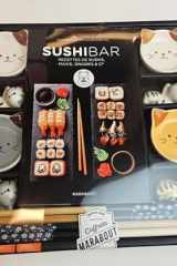 Sushi bar - Coffret avec 4 paires de baguettes, 4 porte-baguettes chat en porcelaine, 4 coupelles pour sauce soja en porcelaine cover image