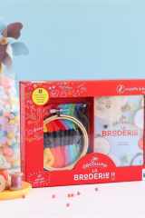 Je découvre la broderie - Coffret avec 1 livre, 10 échevettes, 1 tambour en bois, 1 aiguille cover image