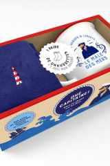 Ohé Capitaine ! Bien au chaud sur les flots - Coffret avec un mug, un livret et une paire de chaussettes cover image