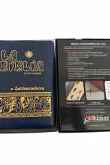La Biblia Latinoamérica de Letra Grande - Edición de Lujo Ahora con Cierre, Cruz Metálica, índice y Encuadernación Azul en Cuero Sintético cover image